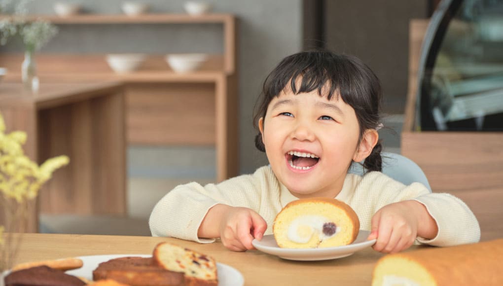 プルーストロールと笑顔の女の子の写真